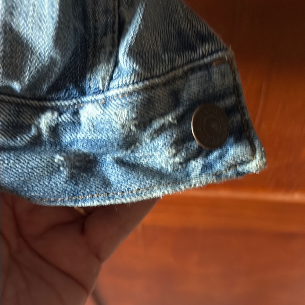 Levi's Classic Denim Slightly Distressed Women's Jacket - Picture 6 of 11